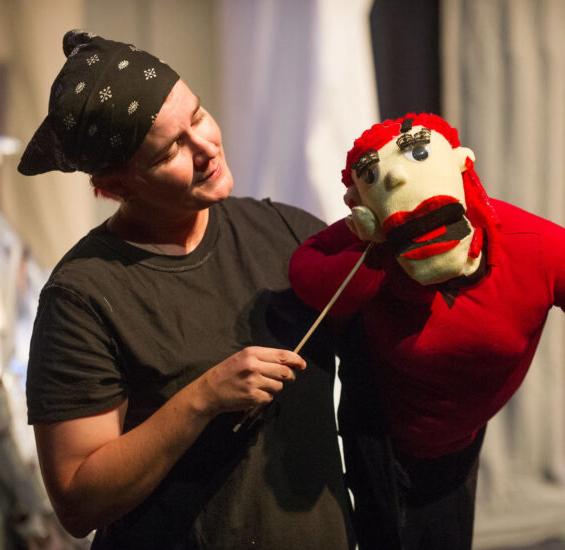 剧院 student performing with a puppet.